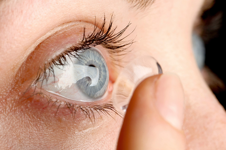 Zdjęcie pokazujące zakładanie szkła kontaktowego na oko